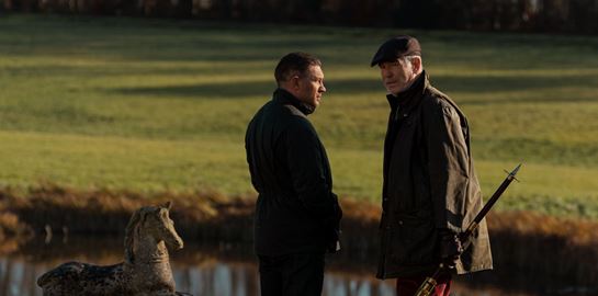 Η νέα σειρά του Guy Ritchie έχει γκάνγκστερς, υπόκοσμο και δίδυμο Tom Hardy, Pierce Brosnan στα καλύτερά του