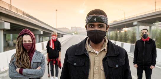 Περιμένοντας την αποκλιμάκωση της Covid-19