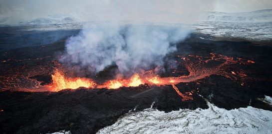 Απίστευτες εικόνες από την έκρηξη του ηφαιστείου στην Ισλανδία