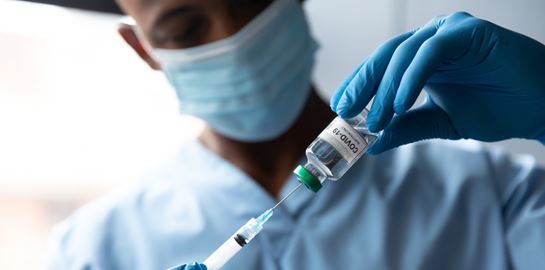 Η σύγκριση των εμβολίων της AstraZeneca και της Pfizer