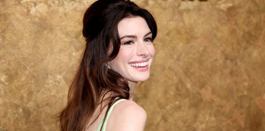 Κανείς δεν πανηγύρισε το γκολ του Leandro Trossard, όπως η Anne Hathaway