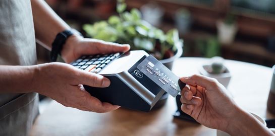 Έγινε η χριστουγεννιάτικη κλήρωση της φορολοταρίας των 100.000 ευρώ