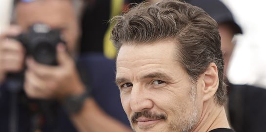 Ζηλεύουμε τα T-shirts του Pedro Pascal-είναι η τέλεια playlist