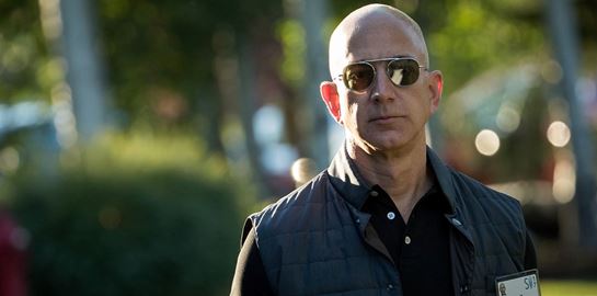 O Jeff Bezos συναντά τον James Bond