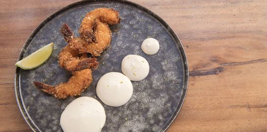 Η συνταγή του Βασίλη Τζίμα για γαρίδες σε κρούστα με λευκό ταραμά