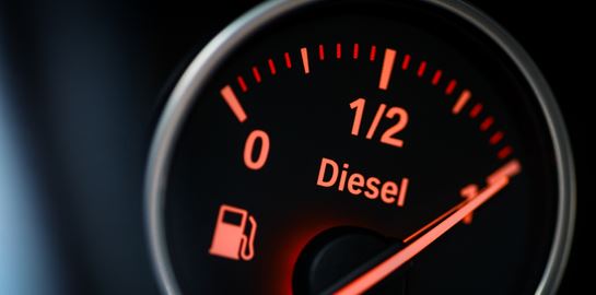 Γιατί ξαφνικά το diesel έγινε ακριβότερο από τη βενζίνη