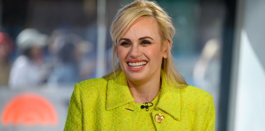 Μόλις ανακαλύψαμε το beef της Rebel Wilson με τον Sacha Baron Cohen