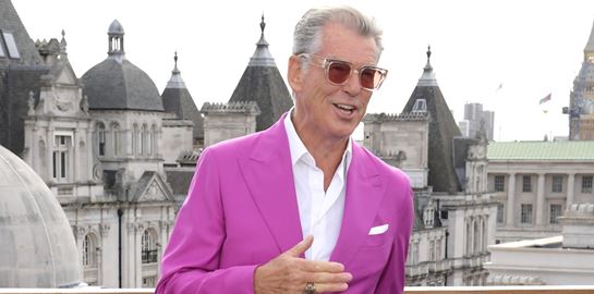 O Pierce Brosnan είναι ένας πολύ, πολύ ευτυχισμένος παππούς