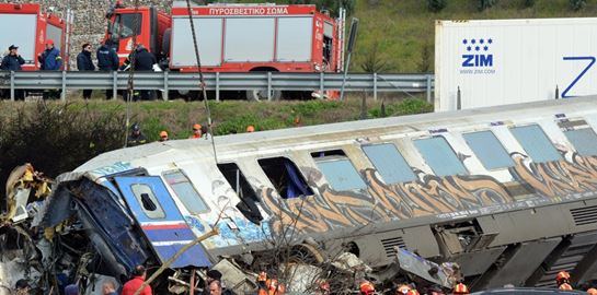 Η σύγκρουση τρένων στα Τέμπη εκτροχιάζει τις πολιτικές εξελίξεις