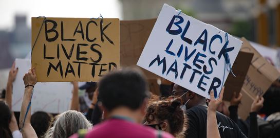 Το Facebook κατεβάζει λογαριασμούς ακροδεξιών οργανώσεων