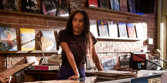 Η Zoë Kravitz ακούει Λένα Πλάτωνος στο τηλεοπτικό High Fidelity