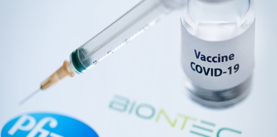 Τι συμβαίνει αν κάνεις κατά λάθος έξι δόσεις του εμβολίου της Pfizer