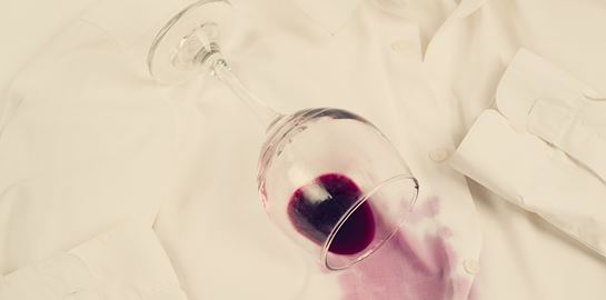 Πώς θα αφαιρέσεις τον λεκέ του κόκκινου κρασιού από τα ρούχα σου