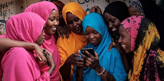 To smartphone των 18 ευρώ που θα συνδέσει online 1 δισ. ανθρώπους