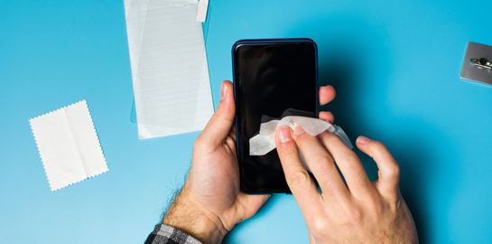 Πώς να καθαρίσεις την οθόνη του κινητού σου χωρίς να την καταστρέψεις