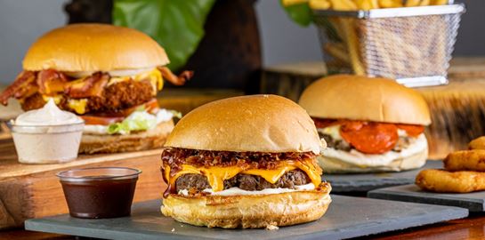 Τα επικά burgers του καλοκαιριού από τους master chef του είδους