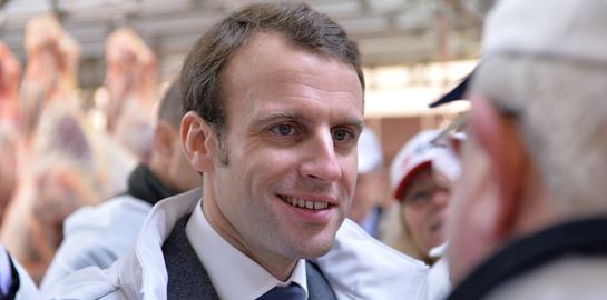 Emmanuel Macron: Παίζει μπάλα με Desailly, Wenger &amp; Karembeu