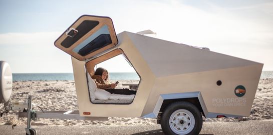 Αυτό το κομψό τρέιλερ μεταμορφώνεται σε πολυτελές δωμάτιο ξενοδοχείου