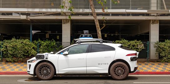 Δύο Έλληνες μπήκαν σε ταξί χωρίς οδηγό και ανέβασαν video