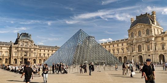 Κινηματογραφική ληστεία στο Λούβρο: Εκλάπησαν κοσμήματα ανεκτίμητης αξίας