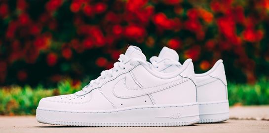 Υπάρχουν λευκά sneakers που όσο τα φοράς καθαρίζουν;