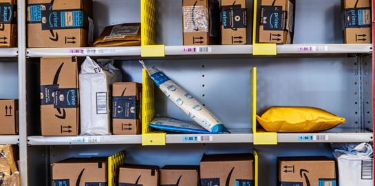 H τεχνητή νοημοσύνη βοηθά την Amazon να γλιτώσει 500.000 τόνους συσκευασίας