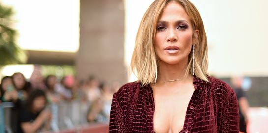 Jennifer Lopez, 52 χρόνια εκρηκτικά προκλητική