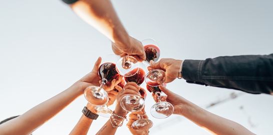 5 συμβουλές για να απολαύσεις το κρασί σου το καλοκαίρι