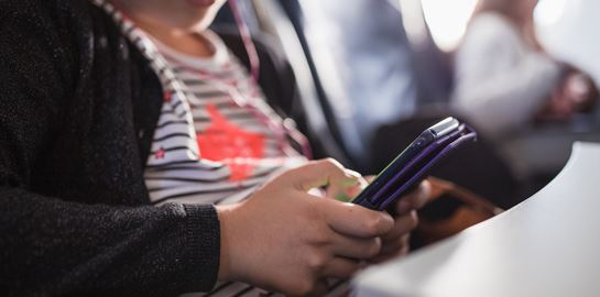 4 τρόποι για να προστατέψεις το παιδί σου από τα social media