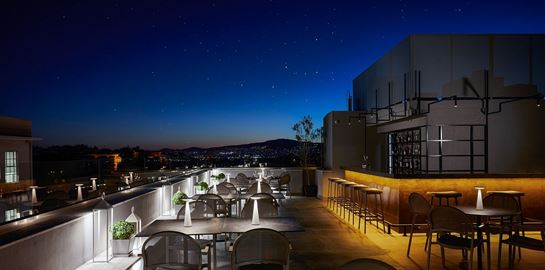 Φανταστικές ταράτσες και δροσεροί κήποι για φαγητό στην Αθήνα