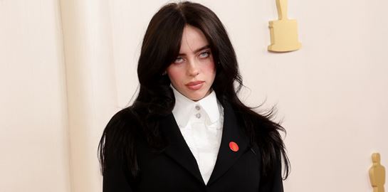 Η Billie Eilish συνεχίζει να καταρρίπτει το ένα ρεκόρ μετά το άλλο