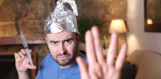 Σε άλλα νέα, αρνητής πήγε να εμβολιαστεί με ψεύτικο χέρι σιλικόνης