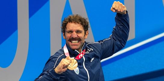 Ο Αντώνης Τσαπατάκης σημαιοφόρος στην τελετή λήξης των Παραολυμπιακών Αγώνων