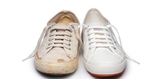 Λευκά sneakers σαν πρώτα