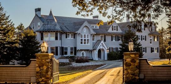 Η παράξενη έπαυλη του John Travolta βγαίνει στο σφυρί