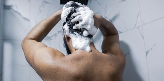 Τα λάθη που κάνεις όταν λούζεις τα μαλλιά σου