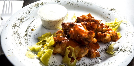 Μαγειρεύοντας τις πιο νόστιμες φτερούγες κοτόπουλου