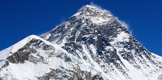 Το Έβερεστ έχει μετατραπεί σε τουριστικό λούνα παρκ