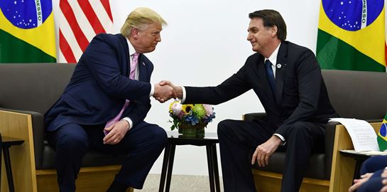 Ο Jair Bolsonaro δεν έχει πειστεί από τους περιορισμούς του κορονοϊού