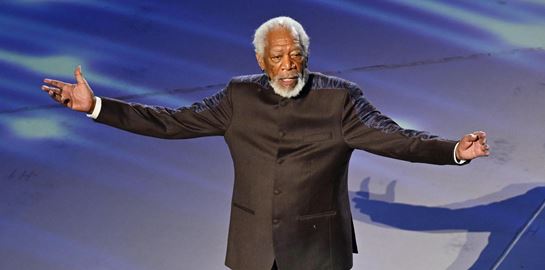 Υπάρχει συγκεκριμένος λόγος που ο Morgan Freeman φορούσε γάντι στην έναρξη του Μουντιάλ