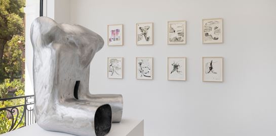 Ο Albert Oehlen κάνει σύγχρονη τέχνη σε χαρτί και έναν αλουμινένιο Ömega Man