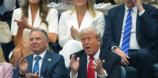 Χαμός στα social media με το χάπι που πήρε ο Donald Trump δημοσίως-τι συμβαίνει με την υγεία του;