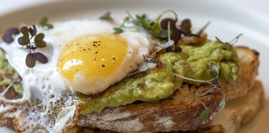 Ένα τοστ αβοκάντο από τον Ηλία Σταυρόπουλο