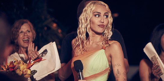 Αναπολώντας το καλοκαίρι με τη Miley Cyrus και τα αυτοκίνητά της