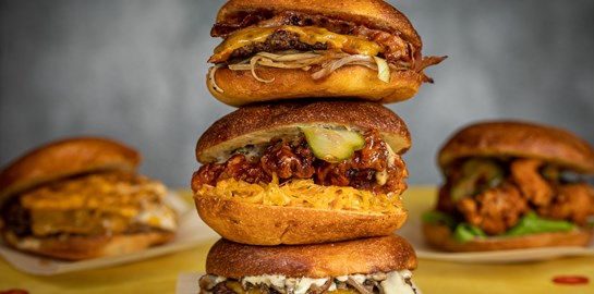 Ένα χρόνο μετά, το Smash’n Bun εξακολουθεί να σερβίρει επικά burgers