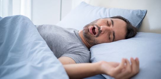 Υπνική άπνοια: Γιατί αυξάνεται ο κίνδυνος με την άνοδο της θερμοκρασίας