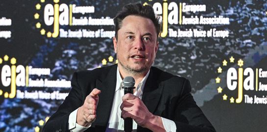 Ο Elon Musk λέει ότι η κοινωνία εστιάζει πολύ στον ρατσισμό