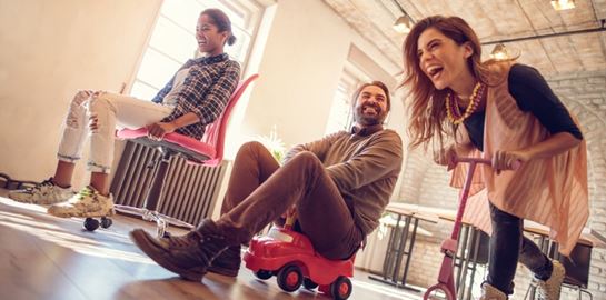 Οι ενήλικες αγοράζουν δώρα για τον εαυτό τους, η βιομηχανία παιχνιδιών κερδίζει