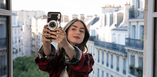 Ο Έλληνας που ντύνει τις πρωταγωνίστριες του Emily in Paris