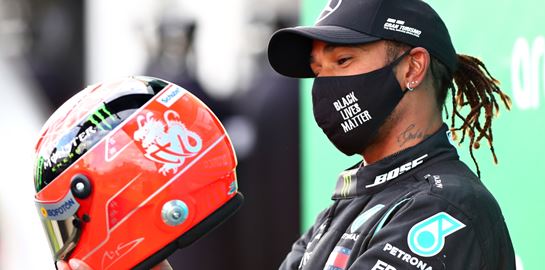 Ο Mick Schumacher χάρισε το κράνος του πατέρα του στον Lewis Hamilton